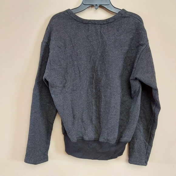 Monro V-neck sweatshirt in gray - Picture 6 of 7